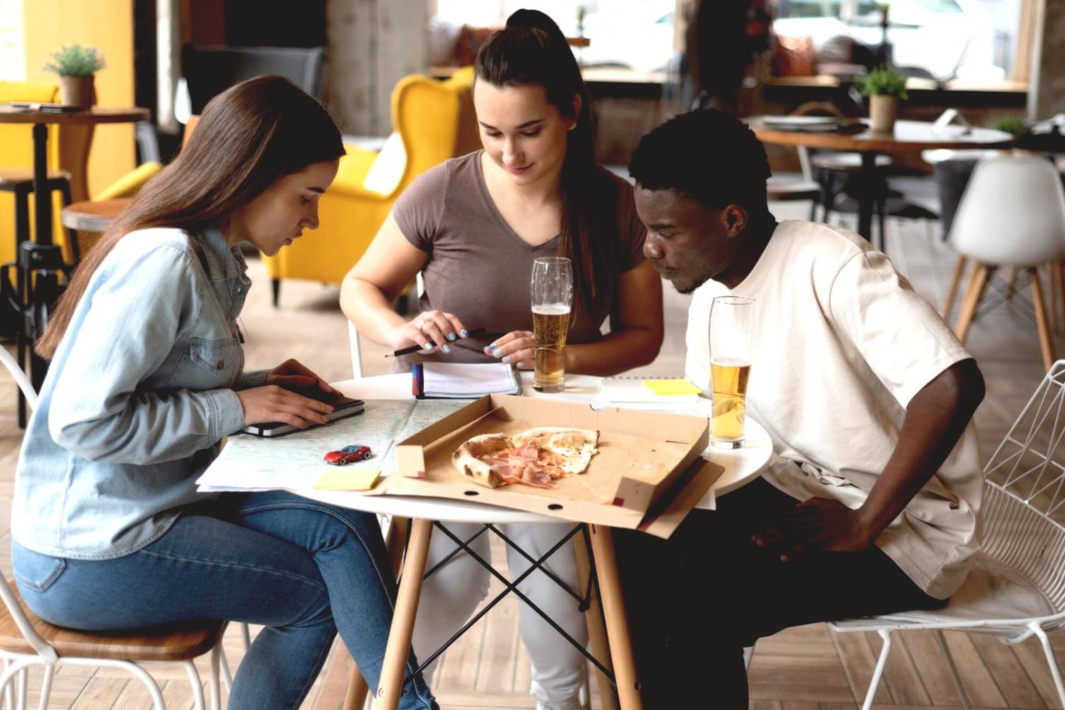 Personen beim gemeinsamen Lernen über Finanzplanung